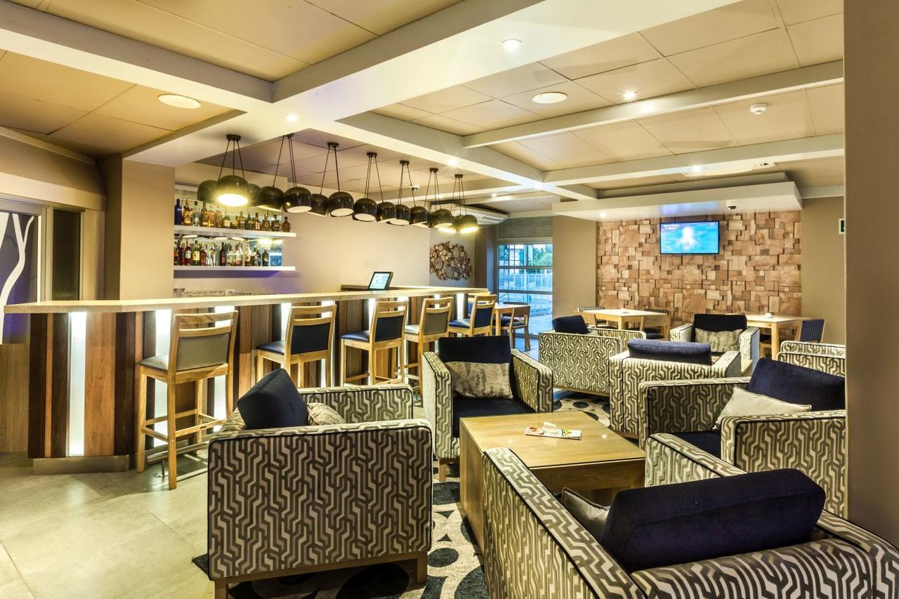 Peermont Metcourt Hotel Francistown Eksteriør bilde