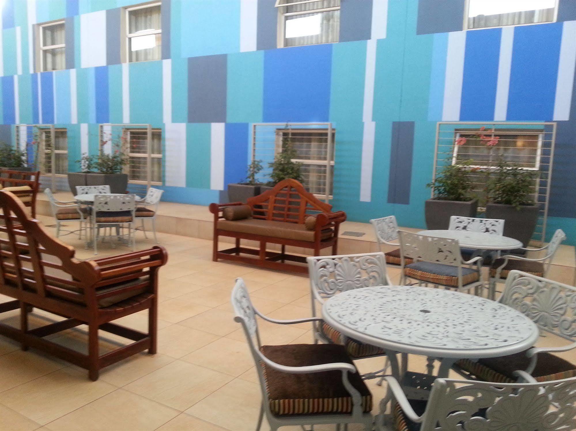 Peermont Metcourt Hotel Francistown Eksteriør bilde