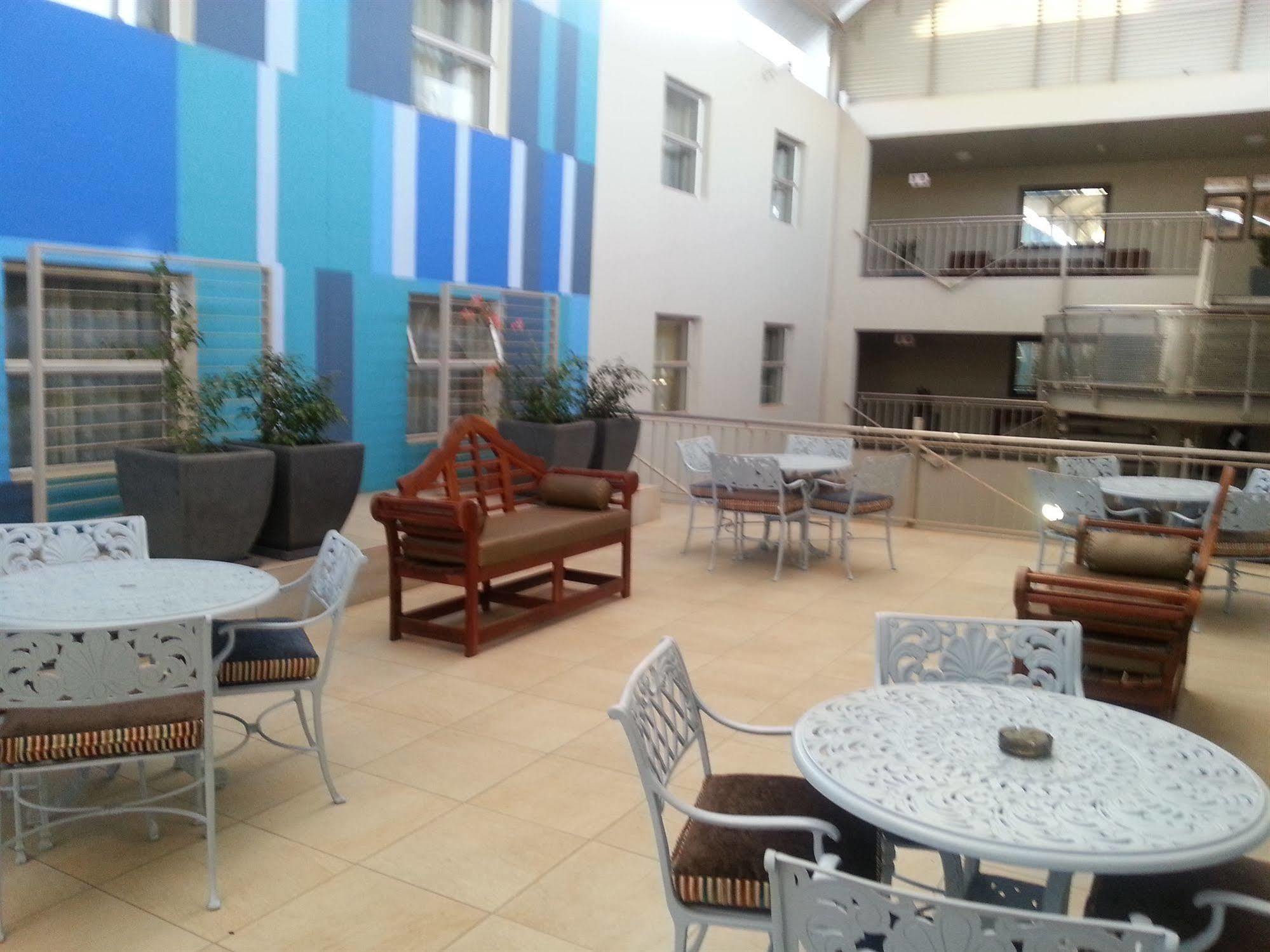 Peermont Metcourt Hotel Francistown Eksteriør bilde