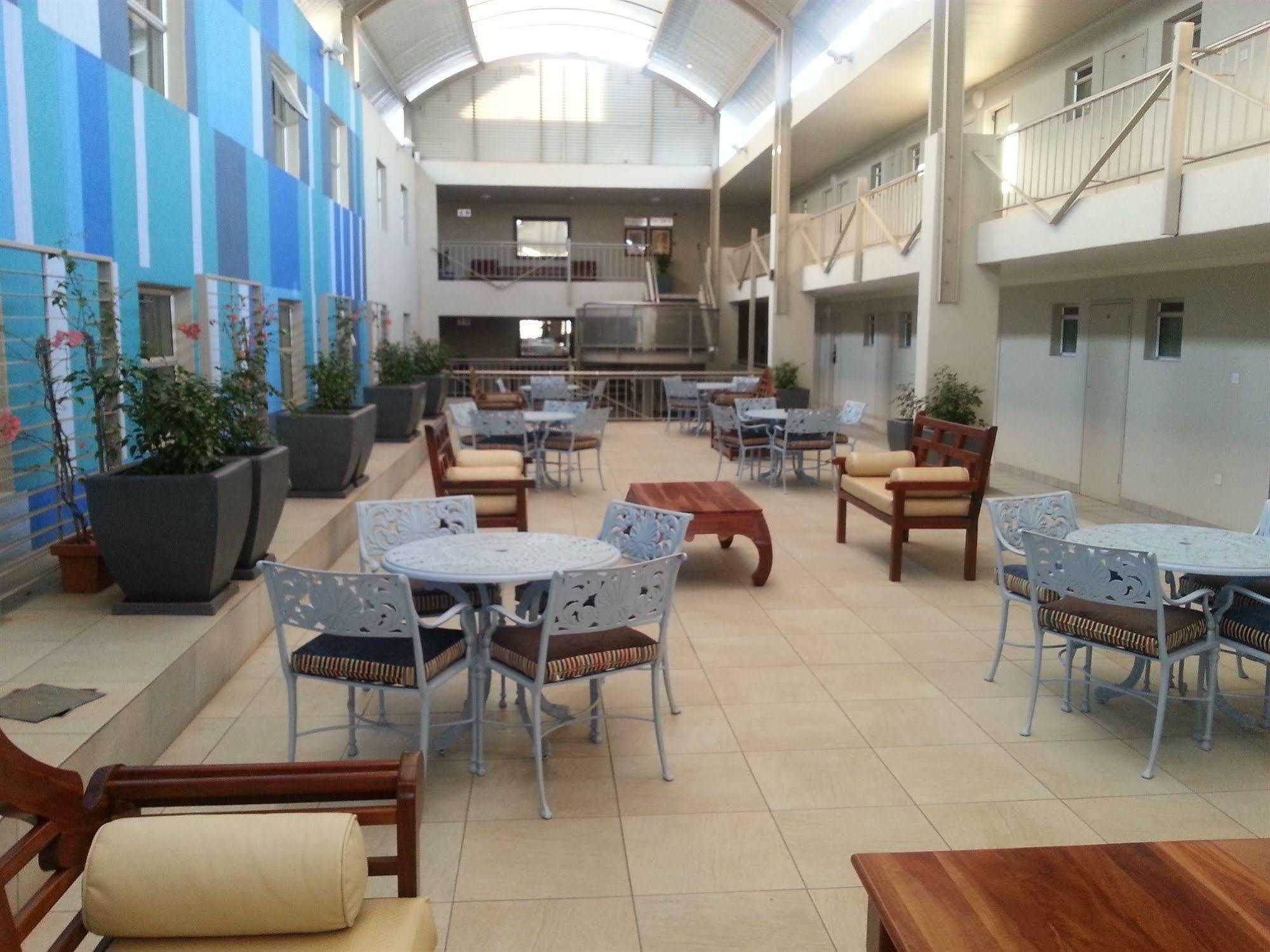 Peermont Metcourt Hotel Francistown Eksteriør bilde