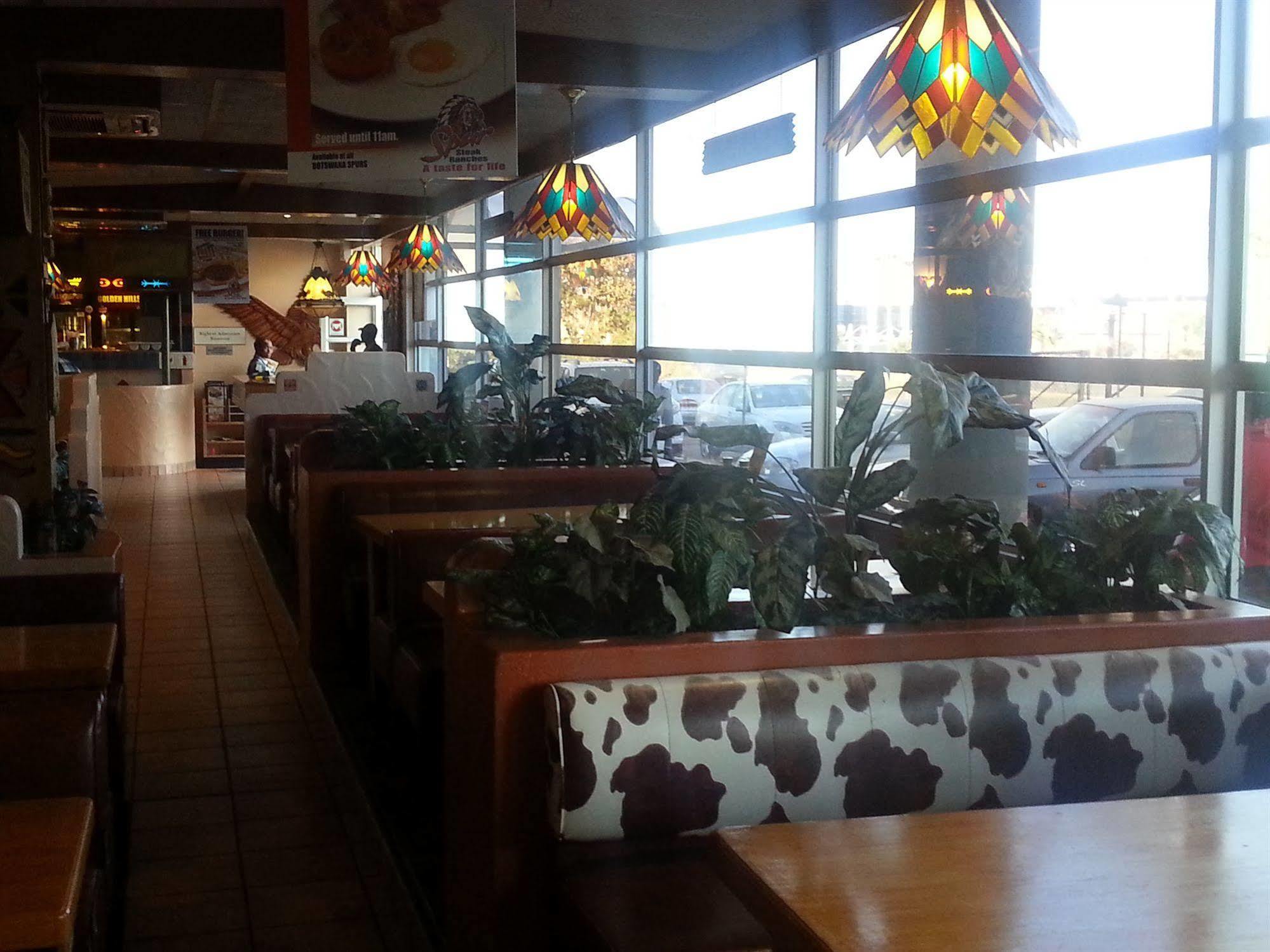 Peermont Metcourt Hotel Francistown Eksteriør bilde